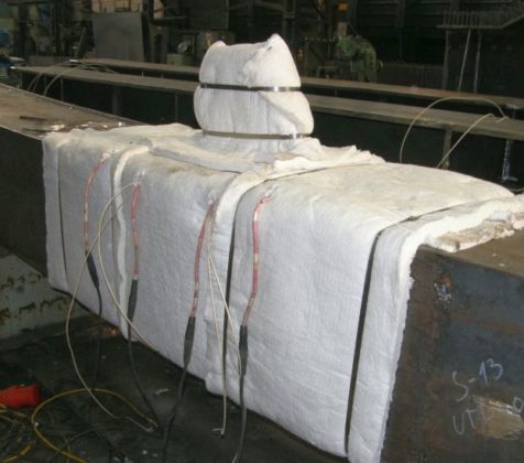 Proces tepelného zpracování kovů u zákazníka v velkého obrobku.